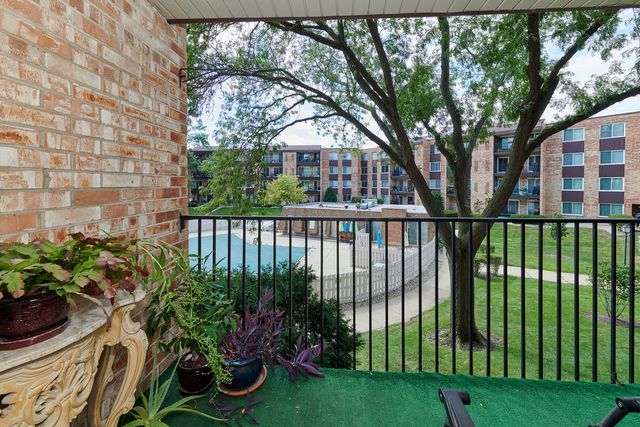 502 W HUNTINGTON COMMONS Road 238, Mount Prospect, IL 60056