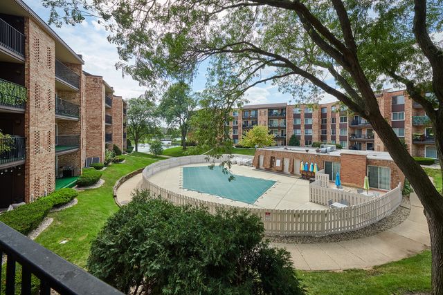 502 W HUNTINGTON COMMONS Road 238, Mount Prospect, IL 60056