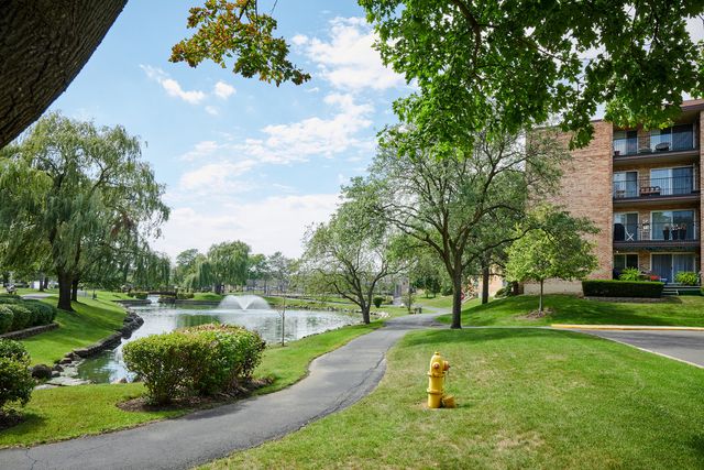 502 W HUNTINGTON COMMONS Road 238, Mount Prospect, IL 60056