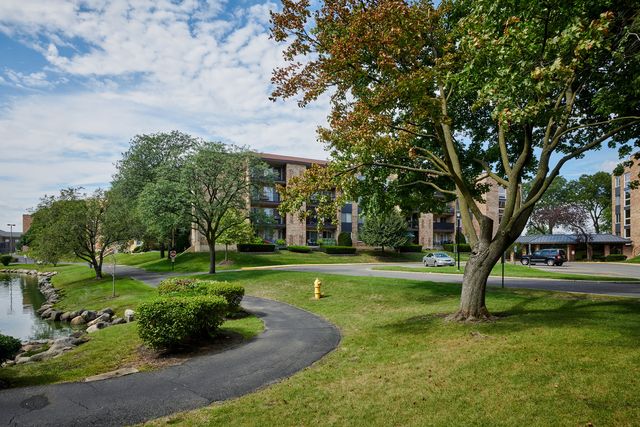 502 W HUNTINGTON COMMONS Road 238, Mount Prospect, IL 60056