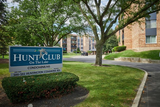 502 W HUNTINGTON COMMONS Road 238, Mount Prospect, IL 60056