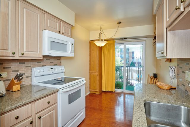 502 W HUNTINGTON COMMONS Road 238, Mount Prospect, IL 60056