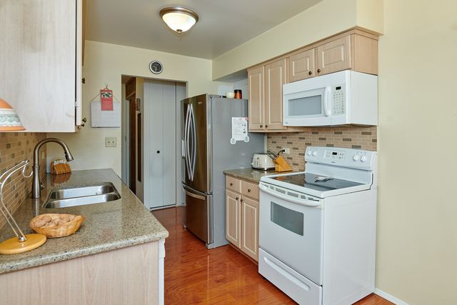 502 W HUNTINGTON COMMONS Road 238, Mount Prospect, IL 60056