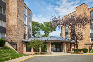 502 W HUNTINGTON COMMONS Road 238, Mount Prospect, IL 60056