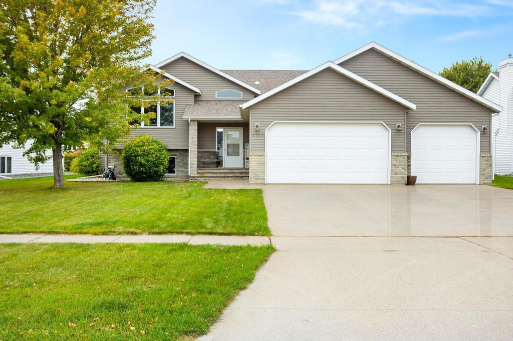 2707 Parkview Drive S, Fargo, ND 58103