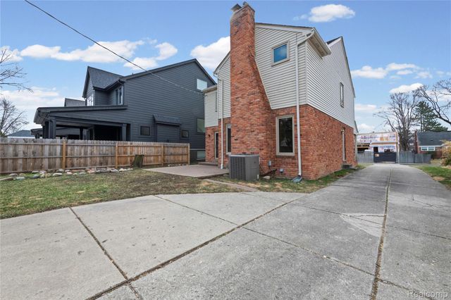 2635 Dorchester Road, Birmingham, MI 48009