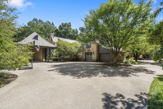 5035 Stonegate Court, Springfield, MO 65809