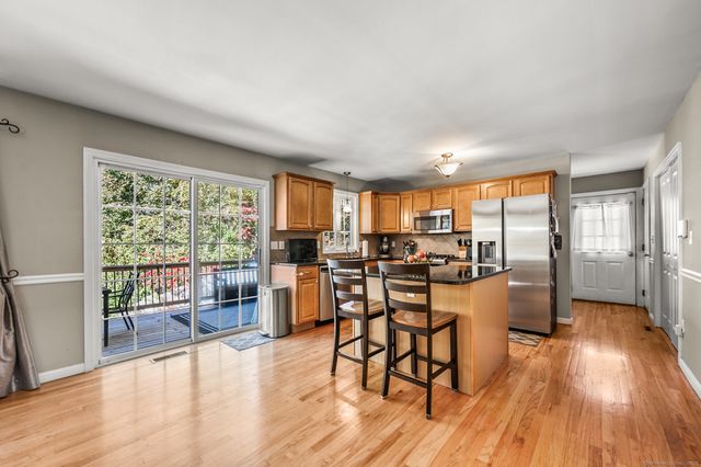 52 Oakland Court, Meriden, CT 06450