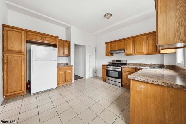 565 Madison Ave, Elizabeth City, NJ 07201