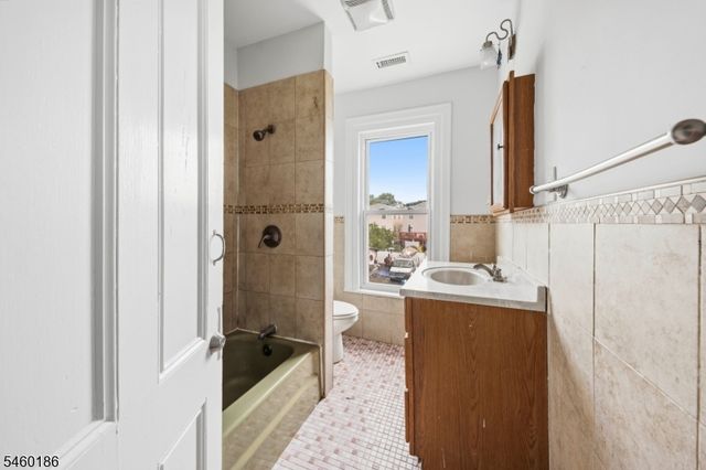 565 Madison Ave, Elizabeth City, NJ 07201