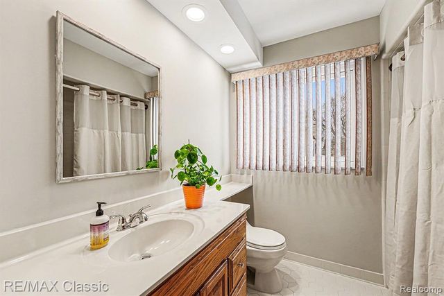 18746 Westbrook Drive, Livonia, MI 48152