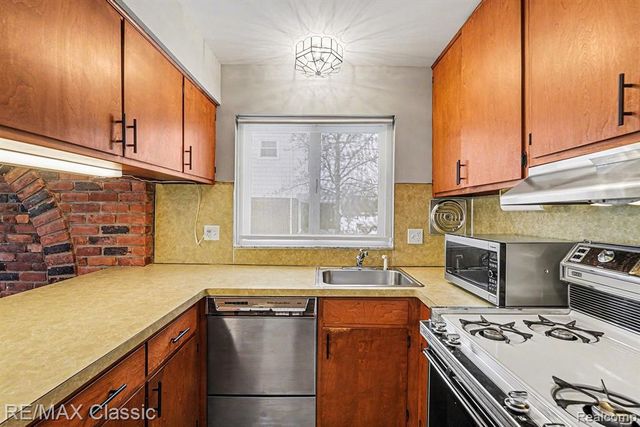 18746 Westbrook Drive, Livonia, MI 48152