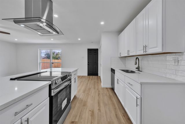 7449 Sandhurst Lane S, North Richland Hills, TX 76182