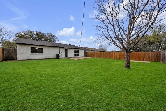 7449 Sandhurst Lane S, North Richland Hills, TX 76182