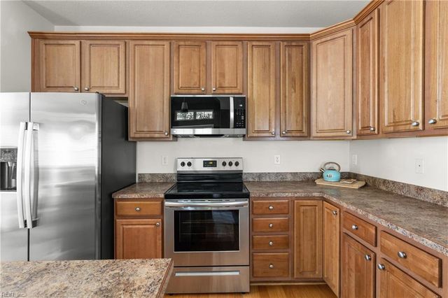 427 Fountain Dr DR, Virginia Beach, VA 23454