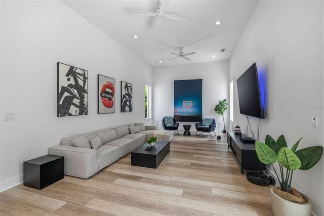 2701 N POPLAR AVENUE, Tampa, FL 33602