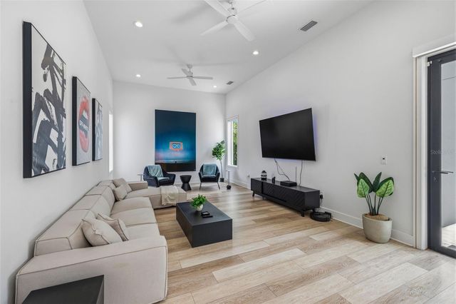 2701 N POPLAR AVENUE, Tampa, FL 33602