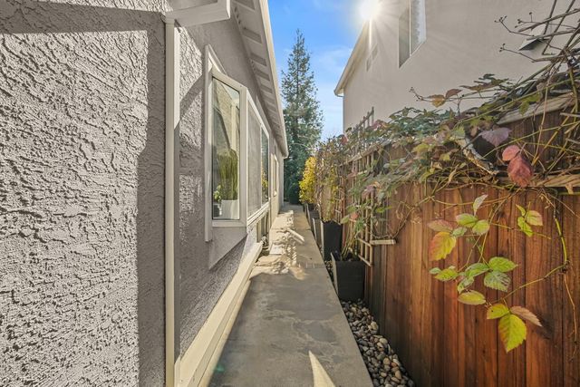 236 Rochelle Ct, Roseville, CA 95661