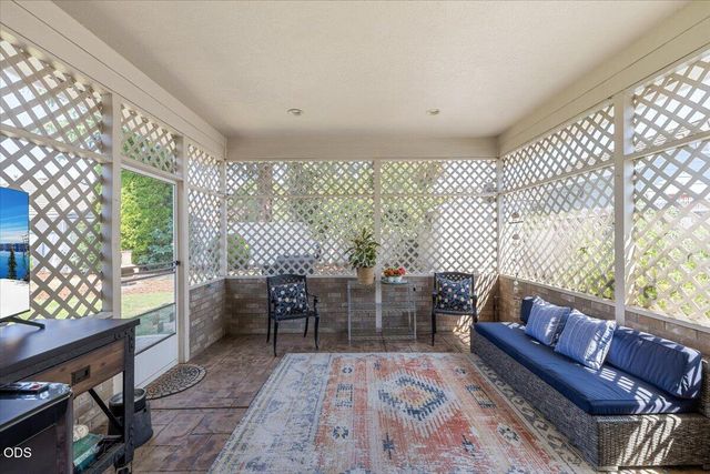 659 Jackson Creek Drive, Central Point, OR 97502