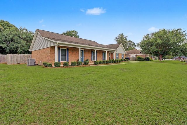104 Trenton Ct, Dothan, AL 36305