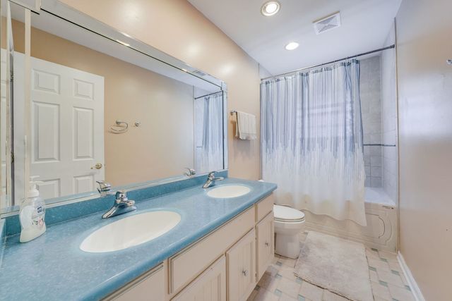 254 Bunting Lane, Bloomingdale, IL 60108