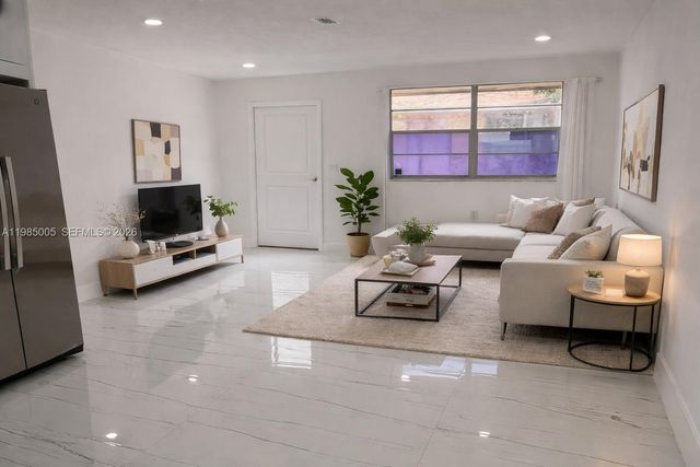 111 SW 8th Ct 1-2, Hallandale Beach, FL 33009