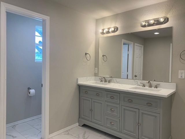 712 N Barrett Avenue, Denison, TX 75020