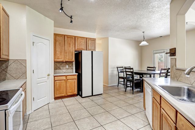 7108 Tree Line Avenue NW, Albuquerque, NM 87114