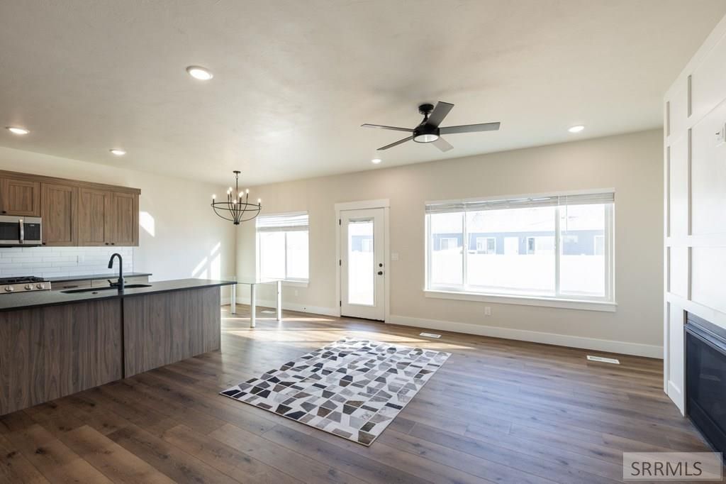 Image 5 of property listing at 676 Idaho Avenue, Sugar City, ID 83448