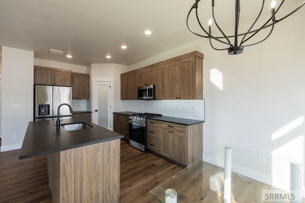 Image 6 of property listing at 676 Idaho Avenue, Sugar City, ID 83448