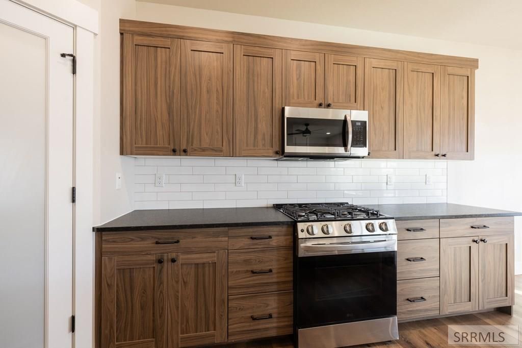 Image 8 of property listing at 676 Idaho Avenue, Sugar City, ID 83448