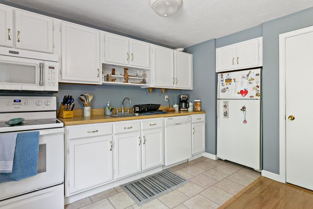 300 Falmouth Road APT 21C, Mashpee, MA 02649