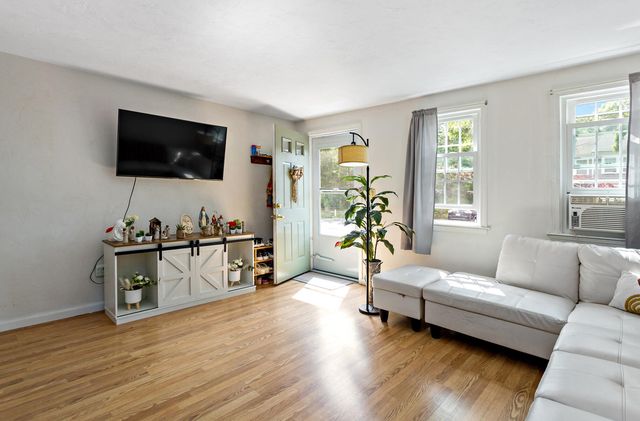 300 Falmouth Road APT 21C, Mashpee, MA 02649