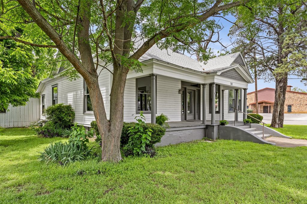 741 N Anglin Street, Cleburne, TX 76033