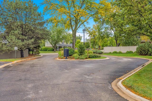 1670 N Douglas Court, Arlington Heights, IL 60004
