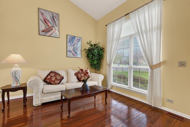320 Starwood Pass, Lake In The Hills, IL 60156