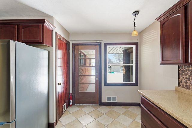 2019 W 24th St N, Wichita, KS 67204