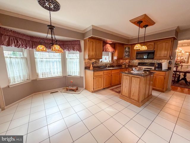 40 GREEN MEADOW DR, Langhorne, PA 19047