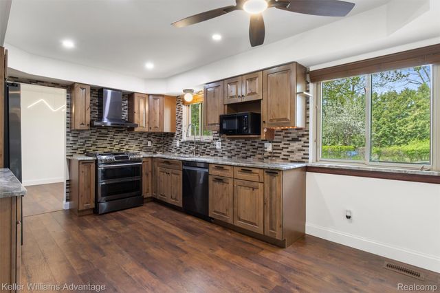 4061 Middlebury Drive, Troy, MI 48085