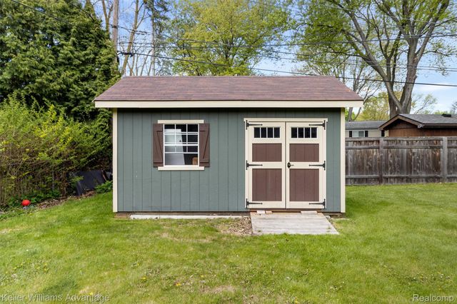 4061 Middlebury Drive, Troy, MI 48085