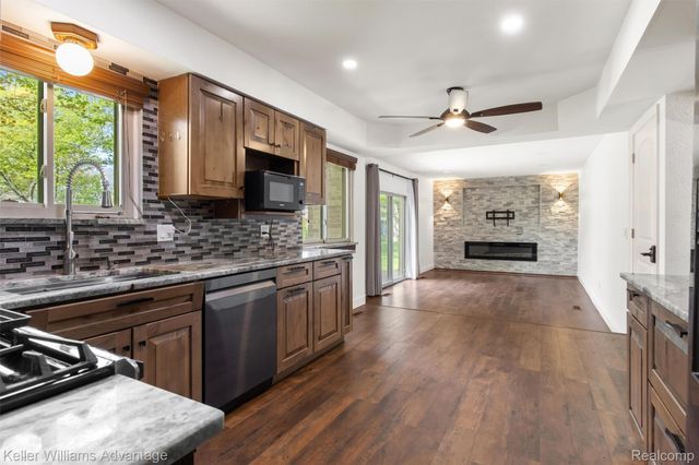 4061 Middlebury Drive, Troy, MI 48085