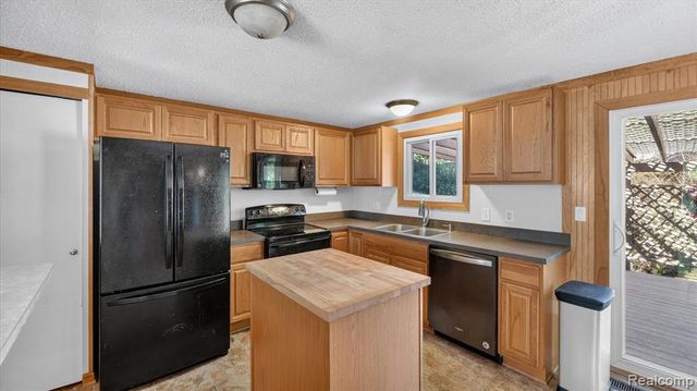 2095 Qualla Avenue, Wixom, MI 48393