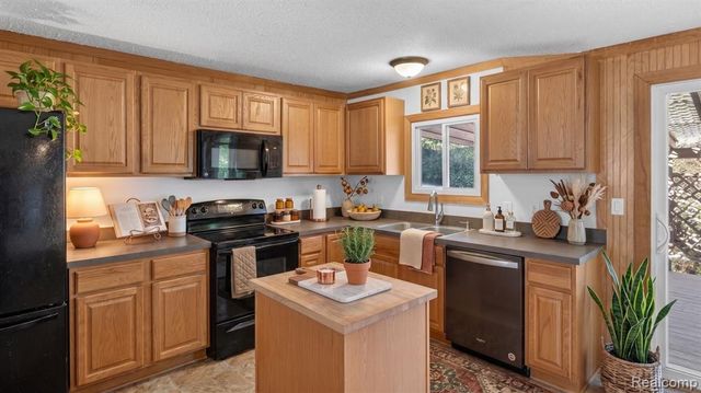 2095 Qualla Avenue, Wixom, MI 48393