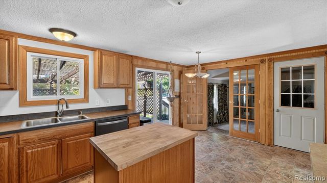 2095 Qualla Avenue, Wixom, MI 48393