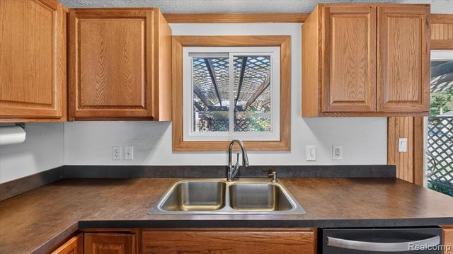 2095 Qualla Avenue, Wixom, MI 48393