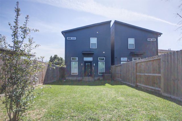 5113 Hershe Street B, Houston, TX 77020