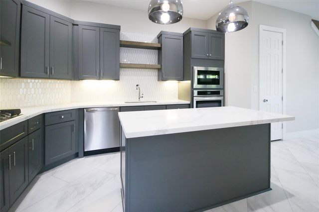 5113 Hershe Street B, Houston, TX 77020