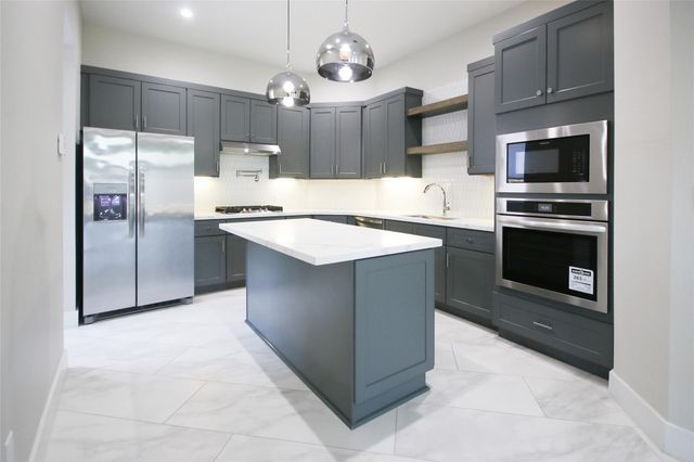 5113 Hershe Street B, Houston, TX 77020