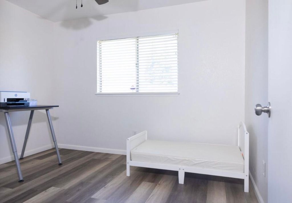 Image 11 of property listing at 561 Wellington Place, Porterville, CA 93257