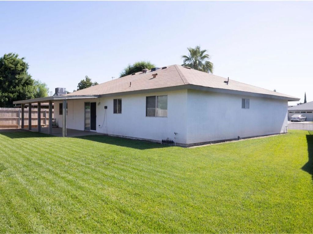 Image 19 of property listing at 561 Wellington Place, Porterville, CA 93257